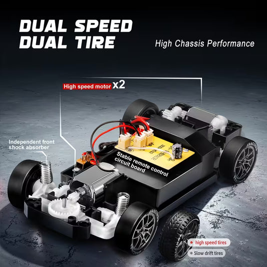 1:24 RC Driftbil 4WD 2.4GHz – LED-ljus, Extra Däck & Vägspärrar, Perfekt Gåva för Pojkar & Flickor